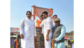 संजय कुमार - कुशीनगर तुमकुही राज में लौह पुरुष सरदार वल्लभ भाई पटेल जी की प्रतिमा पर किया माल्यार्पण